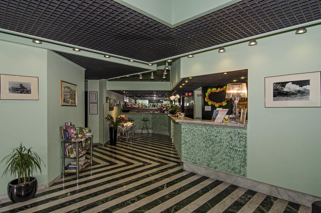 Hotel Rex Лука Екстериор снимка