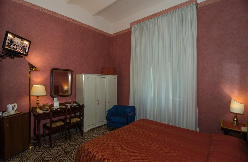 Hotel Rex Лука Екстериор снимка
