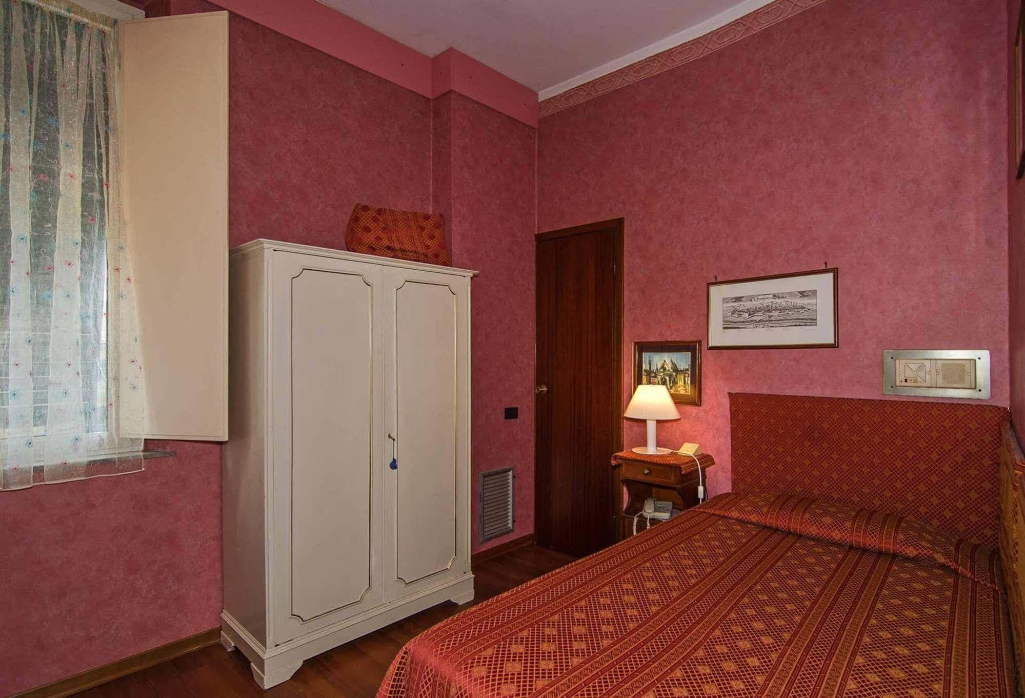Hotel Rex Лука Екстериор снимка