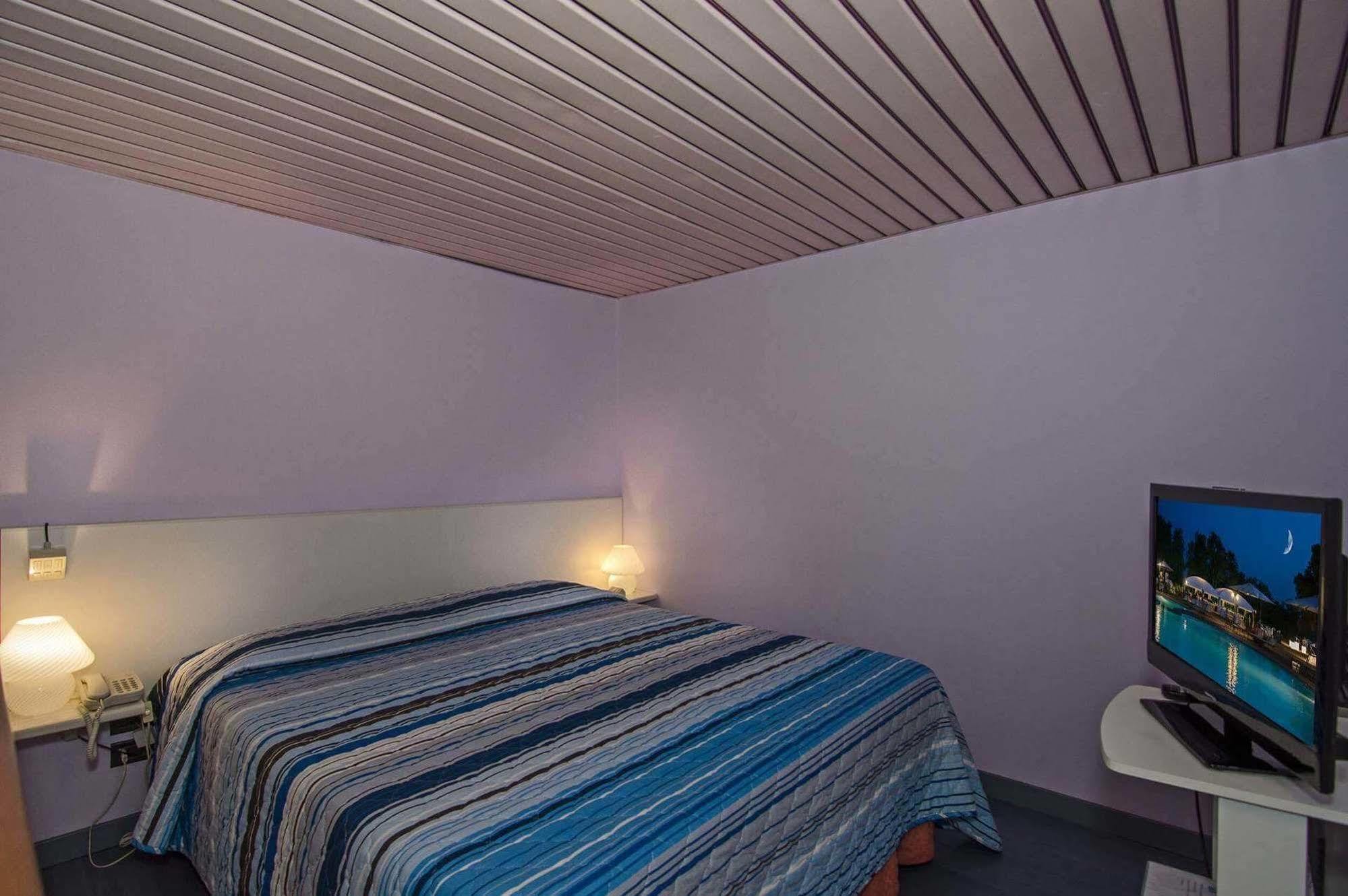Hotel Rex Лука Екстериор снимка