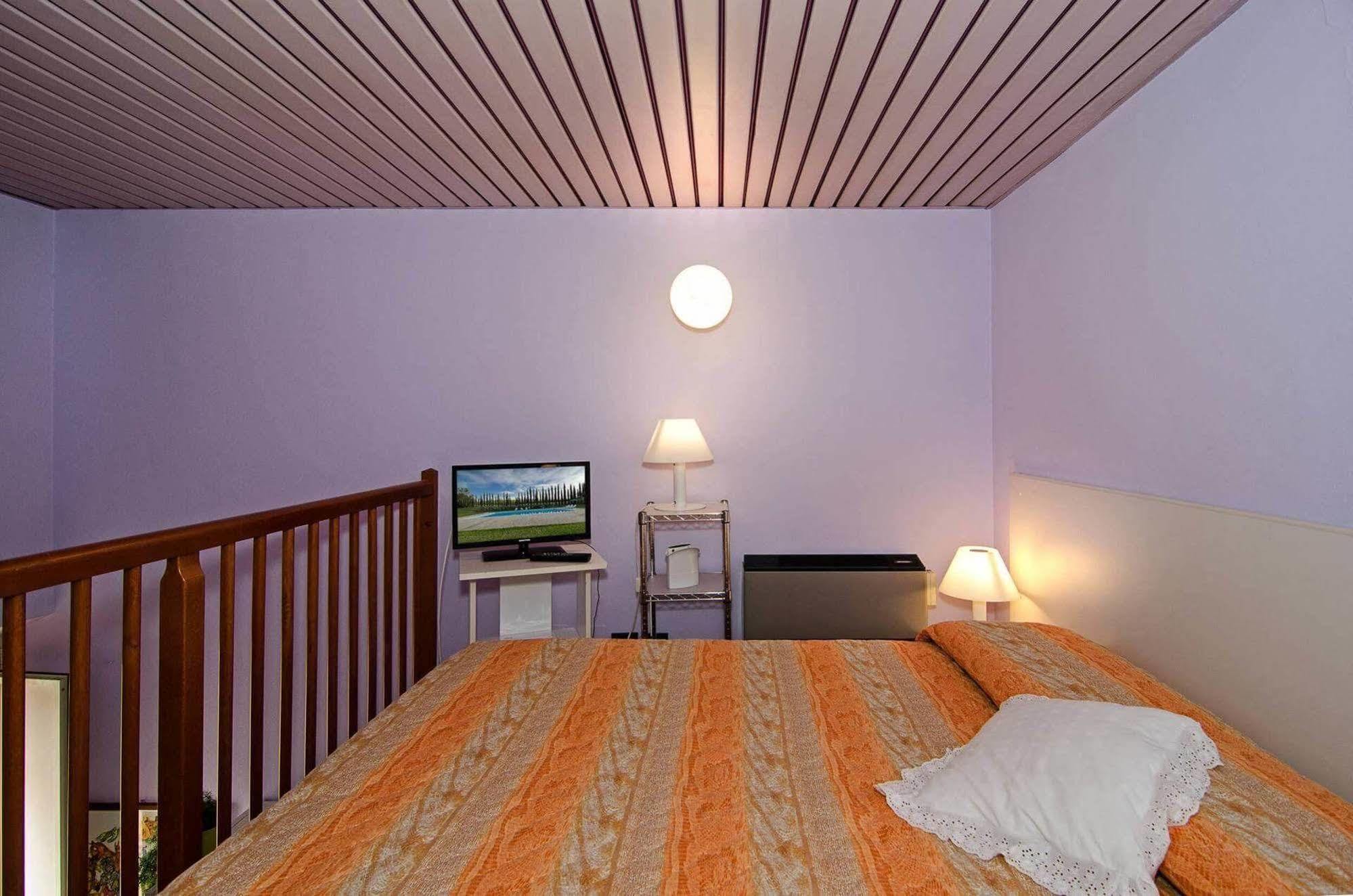 Hotel Rex Лука Екстериор снимка
