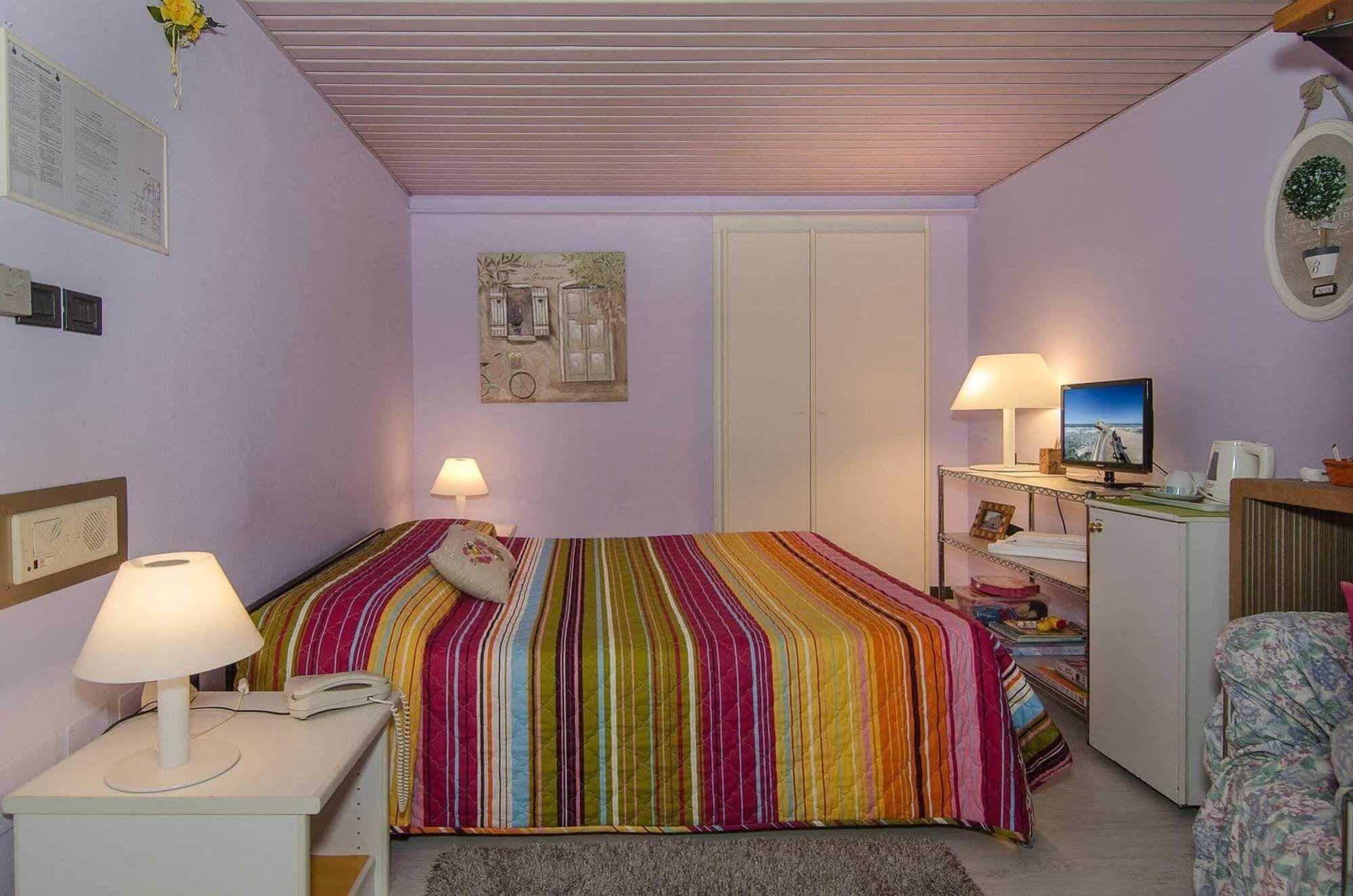 Hotel Rex Лука Екстериор снимка